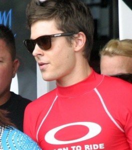 Zac Efron surfuje u Australiji 002 264x300 Zac Efron surfuje u Australiji