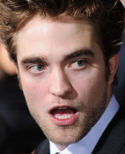 Robert Pattinson3 245x300 Robert Pattinson: Od pažnje bežim pod sto!