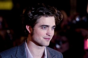 Robert Pattinson na londonskoj premijeri filma grlio Emilie De Ravin umesto Kristen Stewart Robert Pattinson 2 300x199 Robert Pattinson na londonskoj premijeri filma grlio Emilie De Ravin umesto Kristen Stewart
