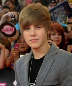 MTV Video Music Awards: Debitantski nastup Justina Biebera kod domaćica Ke$he i Ashley Greene justin bieber 251x300 MTV Video Music Awards: Debitantski nastup Justina Biebera kod domaćica Ke$he i Ashley Greene