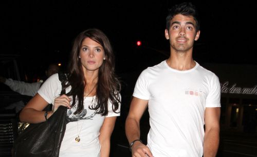 Ashley je Joeu skinula prsten nevinosti Ashley i Joe 00 Ashley je Joeu skinula prsten nevinosti