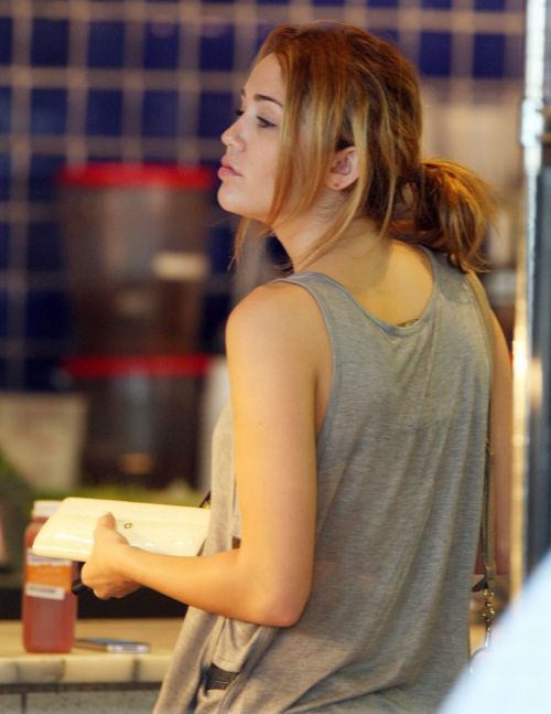 Miley Cyrus: Bilo je neprijatno ljubiti se s prijateljičinim dečkom Miley Cyrus 005 Miley Cyrus: Bilo je neprijatno ljubiti se s prijateljičinim dečkom