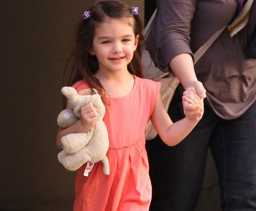 Suri Cruise je malo razmaženo derište SURI CRUISE Suri Cruise je malo razmaženo derište