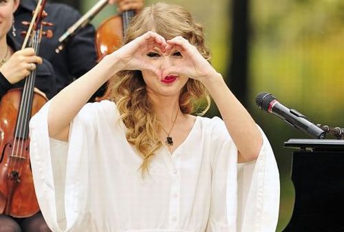 Taylor Swift STARS 002 Jake Gyllenhaal potrošio 100.000 funti da vidi Taylor pa izjavio: Ljubav je zaslepljujuća!