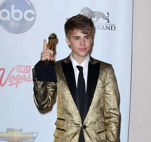 Justin Bieber billboard 02 Justinu Bieberu zabranjen pristup Rihanni