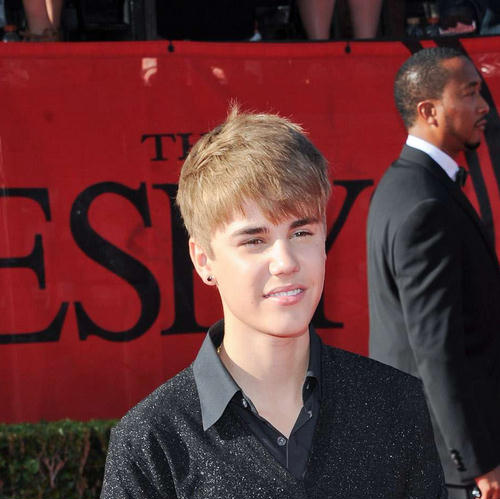 Justin Bieber 011 Velika bitka na Twitteru: Justin Bieber za petama Lady GaGe