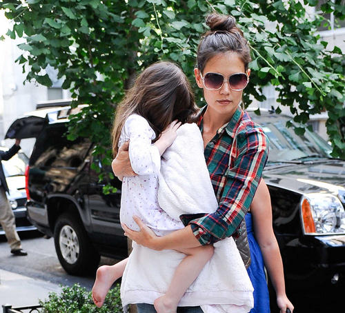 Katie Holmes ostavila Suri da se šeta bez jaknice po hladnoći jer su se posvađale Suri Katie 01 Katie Holmes ostavila Suri da se šeta bez jaknice po hladnoći jer su se posvađale