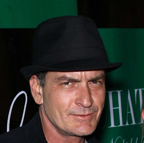 Charlie Sheen Publika (opet) gađala Charlieja Sheena bocama i ispratila ga zvižducima