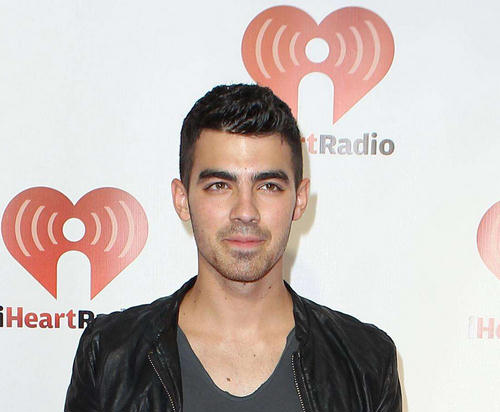 Joe Jonas Joe Jonas Joe Jonas se pomirio s devojkom