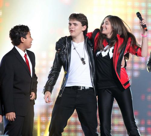 Michael Jackson's Children Attend His Tribute Concert With Many Celebs FP 7994668 BIG Michael Jackson Tribute 04 47 Legende ne umiru: Zvezde i Jacksonova deca na koncertu slavila život kralja popa