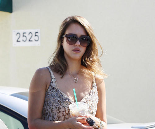 FP_8012634_AlbaJessica_Starbucks_CAD_09_11 FP 8012634 AlbaJessica Starbucks CAD 09 11 Jessica Alba tuži kompaniju jer je koriste u reklamiranju svojih proizvoda