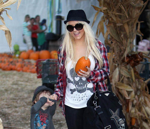 FP 8024050 AguileraChristina PumpkinPatch LMK 11 28 Christina Aguilera se strašno muči da smrša