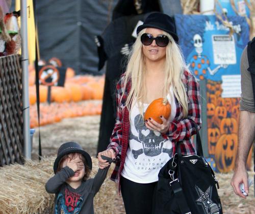 FP 8024045 AguileraChristina PumpkinPatch LMK 06 28 Christina Aguilera provela Noć veštica s sinom i bivšim suprugom
