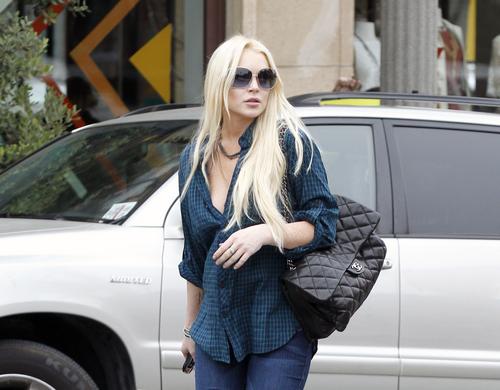 Exclusive... Lindsay Lohan Doesnt Seem To Worried About Her Court Date Tomorrow FP 8040514 LohanLindsay Shopping EXCL FP7 05 22 Lindsay Lohan morala da reprizira poziranje za Plejboj
