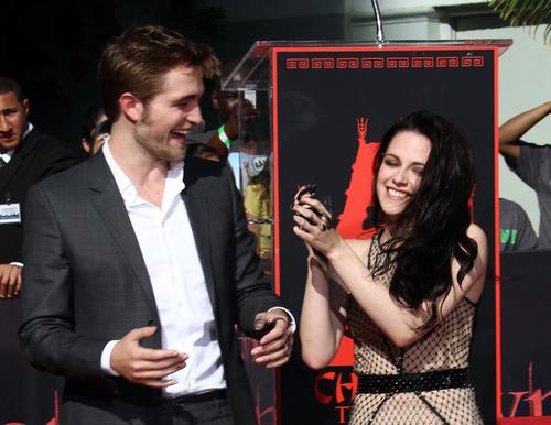 FP 8118363 RIJ TWILIGHT TRIO 40 83 Robert Pattinson uplašen da će ga Kristen Stewart ostaviti