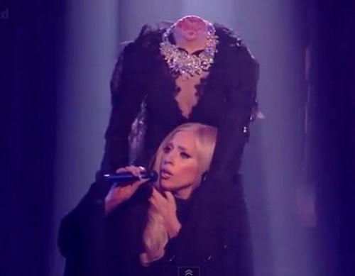Lady GaGa peva i obezglavljena (video) Gaga
