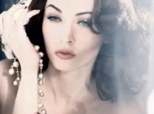 megan fox 2 625 youtube 15112011 Megan Fox kao Elizabeth Taylor u kampanji za kozmetiku
