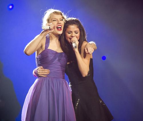 Taylor Swift in Concert 083105740 SelenaHQWorld 122 218lo Scarlett Johansson, Taylor Swift i Lea Michele bore se za ulogu u filmu