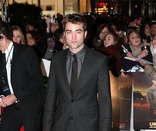 "The Twilight Saga: Breaking Dawn Part 1" Premieres in the UK FP 8175770 BIG Twilight Saga 11 31 Robert Pattinson viđen u noćnom provodu s drugom devojkom