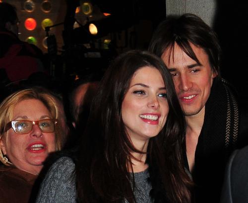 Ashley Greene and Reeve Carney Share a Kiss at the Rochefeller Tree Lighting FP 8227161 Greene Ashley SCP 00 05 Ashley Greene i njen novi dečko već planiraju zajednički život