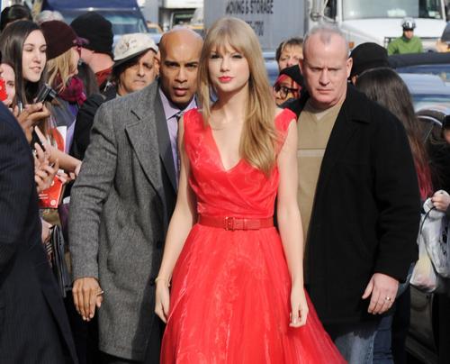 Taylor Swift is Honored at Billboard Women in Music Luncheon FP 8236292 Swift Taylor AAR 08 18 Kako vam se dopada nova frizura Taylor Swift?