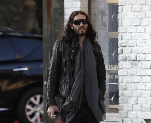 Russell Brand Out for a Shopping Trip in Beverly Hills FP 8282356 Brand Russell LRR 00 05 Russell Brand ima sopstveni TV šou