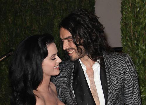CA: VANITY FAIR OSCAR PARTY Katy Perry Russell Brand 00002 Katy Perry nije htela da uzrujava religiozne roditelje, pa je zato Russell tražio razvod