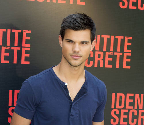 Taylor Lautner Taylor Lautner Osvanula lažna naslovna strana: Taylor Lautner priznao da je gej