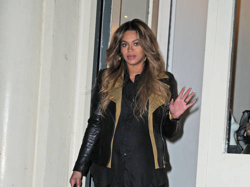 58396_BeyonceCurveSohoDEC_22_2011HQx5_05_123_427lo 58396 BeyonceCurveSohoDEC 22 2011HQx5 05 123 427lo O Beyonce se uči na univerzitetu