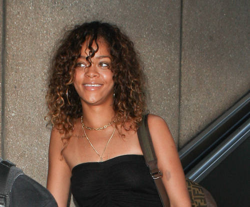 98972 RihannaHQ21 123 370lo U čast legende: Rihanna posvetila novu tetovažu 2Pacu