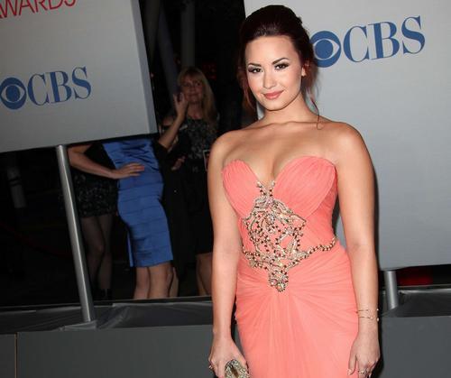 CA: 2012 PEOPLE'S CHOICE AWARDS - ARRIVALS Demi Lovato 000011 2012 Peoples Choice Awards: Demi, Miley, Nina i druge dame u blistavim izdanjima
