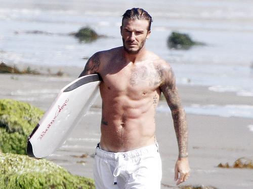David Beckham Bodyboards With His Boys, Makes A Young Fan's Day FP 7795042 Beckham David ADD FP6 69 93 David Beckham je slavna osoba s najboljim trbušnjacima