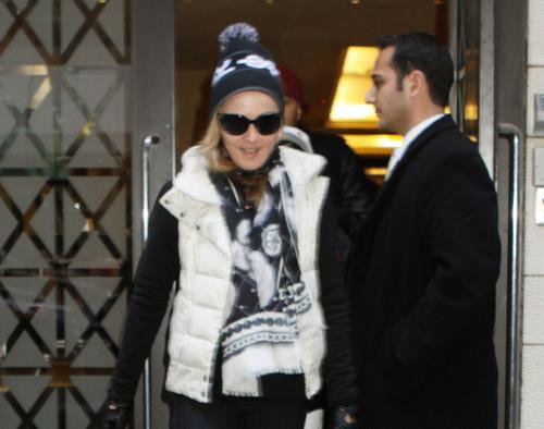 Madonna And Her Children Exit Kabbalah With Excitement FP 8267316 Madonna KabbalahCentre NYC 04 06 Madonna i dalje traži krivca za curenje pesama, sumnja na svoje zaposlene