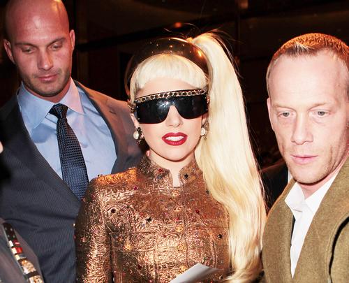 Lady Gaga Stuns In Gold FP 8342212 Gag INI 03 19 Lady GaGa bi da snimi film u Bolivudu