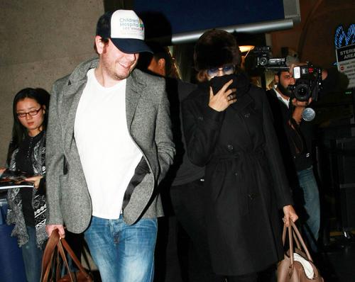 Eva Mendes Stays Warm At LAX FP 8350205 Mendes Eva BJJ 10 12 Brrrr! Eva Mendes ne uživa u hladnim danima