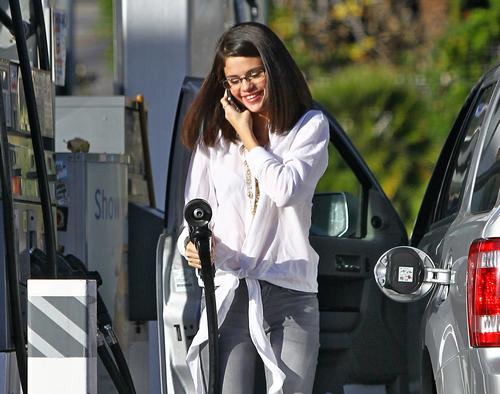 Exclusive...Selena Gomez Grabs Some Lunch Before Meeting Up With Justin FP 8355107 Gomez Selena FF10 EXCL 15 16 Muškarac koji je tvrdio da mu je Bog naredio da ubije Selenu Gomez konačno dobio zabranu pristupa