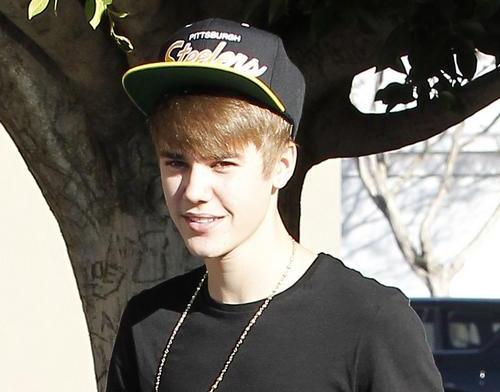 Justin Bieber Spends More Time with His Dad at Shakey's Pizza FP 8366165 Bieber Justin FF9 Prt2 44 53 Justin Bieber: Ne želim da pevam o seksu, drogama i psovkama