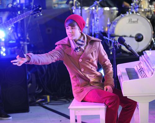 NY: JUSTIN BIEBER IN TIMES SQUARE NEW YEAR'S EVE Justin Bieber 00002 Justin Bieber: Jedina želja mi je da u 2012. godini ostanem sa Selenom