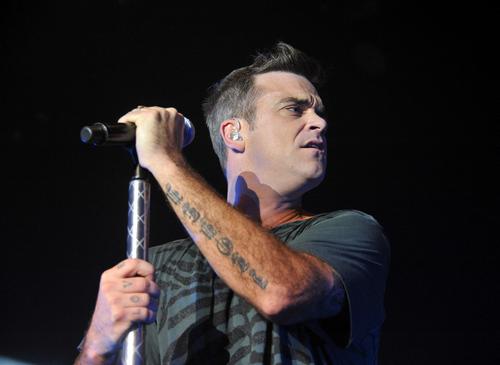 PARIS : Robbie Williams performs on stage at The Alhambra. Robbie Williams 00001 Robbie Williams ima noćne more: Sanjam kako me ubija sektaški odred