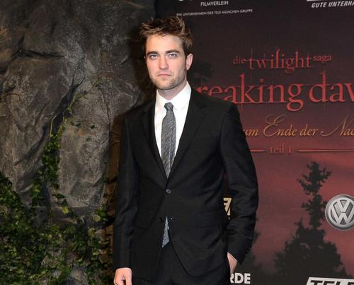 Robert Pattinson 00001 Robert Pattinson: Dosadne ljude treba strpati u zatvor!