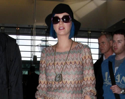 katy perry hat LAX 04 675x900 Katy Perry stiže u Simse 3!