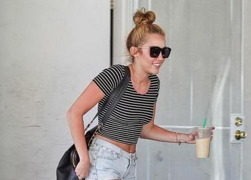Koleginice joj preotimaju uloge: Karijera Miley Cyrus u problemu? Miley-Cyrus-Grabbing-an-iced-coffee-@-West-Hollywood-2210612_206