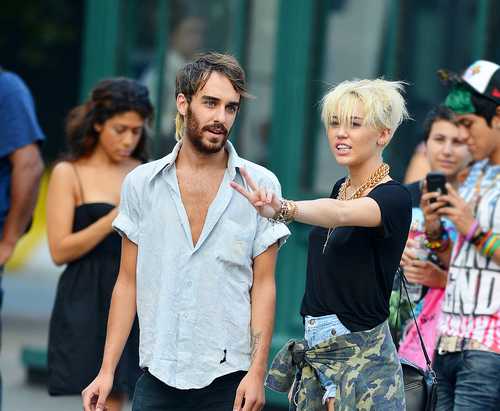 Miley Cyrus - Page 3 Miley-Cyrus-Shopping-@-Saint-Marks-Place-East-Village-NYC-230812_211