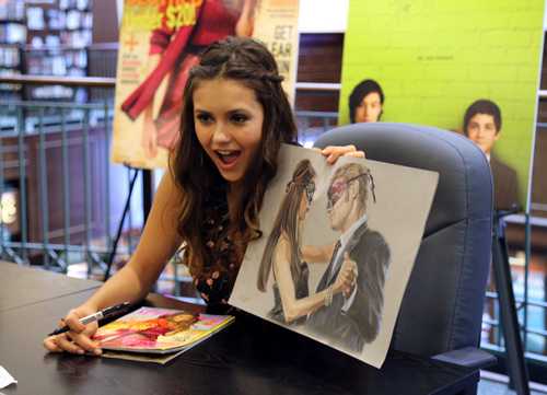 Nina Dobrev Signing Copies Of Her 'Seventeen' Magazine Cover FFN MISBFF Dobrev Nina Instore 091512 50886951 Nina Dobrev: Potpisivanje autograma za fanove