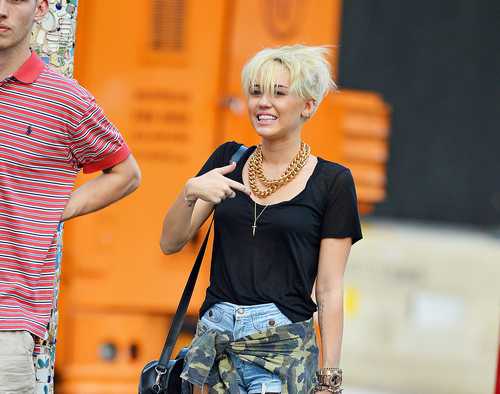 Miley Cyrus - Page 4 Miley-Cyrus-Shopping-@-Saint-Marks-Place-East-Village-NYC-230812_210