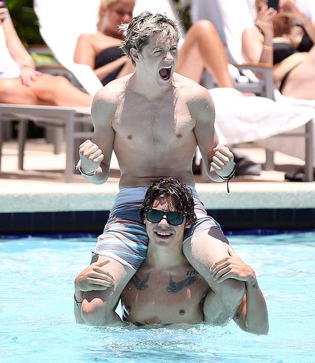 SNF16ONE1 6209 1746648a Niall Horan i Harry Styles: Ludorije u bazenu!