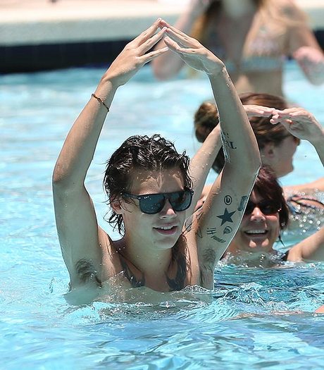 SNF16ONE3 6204 1746647a Niall Horan i Harry Styles: Ludorije u bazenu!